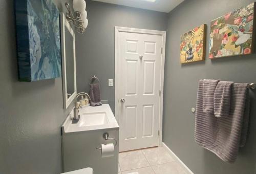 uma casa de banho com um lavatório e um espelho em Dream Catcher Getaway em Clearlake Oaks