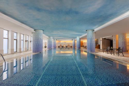 - une piscine dans un bâtiment doté d'un plafond dans l'établissement Crowne Plaza Tianjin Binhai Center, an IHG Hotel, à Binhai