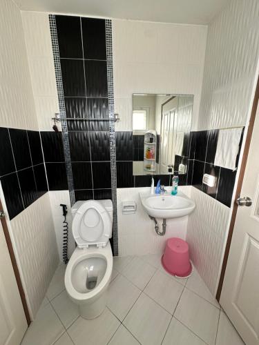 a bathroom with a toilet and a sink at Amphawan in Ban Nong Khrai Luang