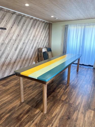 a ping pong table in a room at E Komo Mai 201号室 in Natsumi