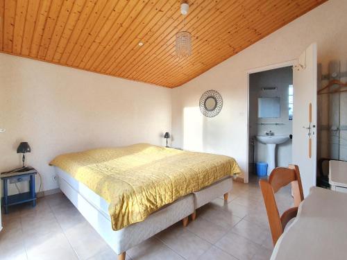Säng eller sängar i ett rum på Maison La Faute-sur-Mer, 3 pièces, 5 personnes - FR-1-476-76