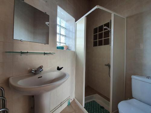 Maison La Faute-sur-Mer, 3 pièces, 5 personnes - FR-1-476-76 في لا فاوت سور مير: حمام مع حوض ودش ومرحاض