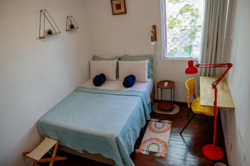 ein kleines Schlafzimmer mit einem Bett und einem Fenster in der Unterkunft Apto no Centro de Manaus com vista para o Rio Negro in Manaus