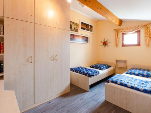 duas camas num quarto com armários e uma janela em Villa Gruissan, 3 pièces, 4 personnes - FR-1-409-124 em Gruissan