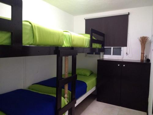 Cette chambre dispose de lits superposés avec 2 lits superposés et une armoire. dans l'établissement Penthouse Acapulco Diamante Markis K 31, à Acapulco