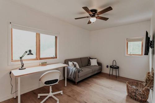 A seating area at Secret Hideaway 4BED Lakefront w/Hotub