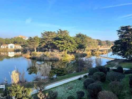 Appartement avec Mezzanine et Parking Privé - Proche Plage et Golf - FR-1-323-321