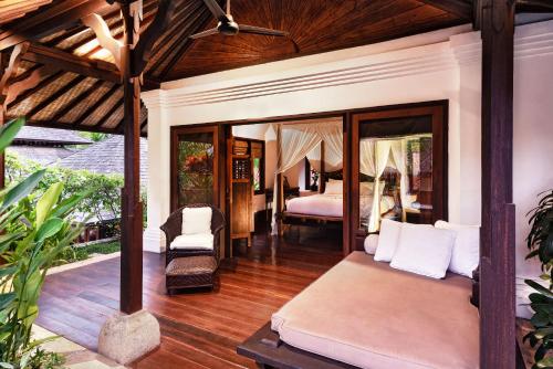 a living room with a bed and a room with a bedroom at Villa Pangi Gita in Canggu