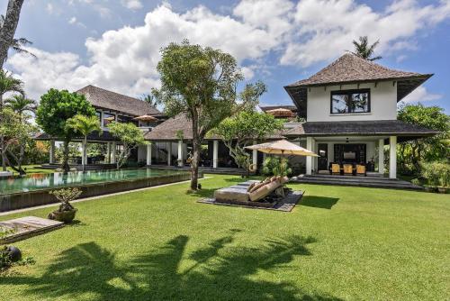 an exterior view of a villa with a lawn at Villa Florimar - 50m to Seseh Beach in Canggu