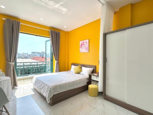 een slaapkamer met een bed en een groot raam bij Luxury Condotel Sai Gon 3 in Ho Chi Minh-stad
