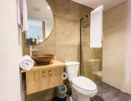 ein Bad mit einem WC, einem Waschbecken und einer Dusche in der Unterkunft B 48 Living by B Rent in Medellín