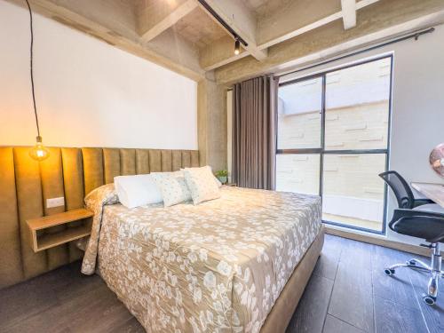1 dormitorio con cama, escritorio y silla en B 48 Living by B Rent, en Medellín