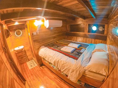ein Bett in der Mitte eines Bootes in der Unterkunft Trip Labuanbajo 3D2N departure every Friday in Labuan Bajo