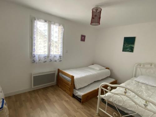 1 Schlafzimmer mit 2 Betten und einem Fenster in der Unterkunft Maison La Bernerie-en-Retz, 5 pièces, 9 personnes - FR-1-612-128 in La Bernerie-en-Retz
