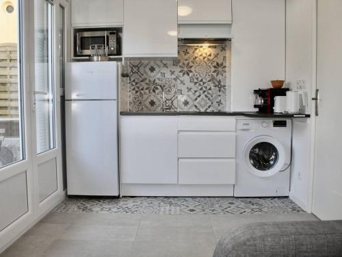 Il comprend une cuisine équipée d'un réfrigérateur blanc et d'un lave-linge. dans l'établissement Charmant 2P Climatisé, Terrasse et Parking, 4 Couchages - Villeneuve-Loubet - FR-1-252A-115, à Villeneuve-Loubet