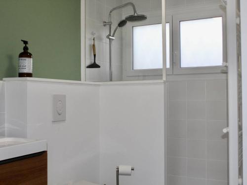 une salle de bain blanche avec une douche et un lavabo dans l'établissement Charmant 2P Climatisé, Terrasse et Parking, 4 Couchages - Villeneuve-Loubet - FR-1-252A-115, à Villeneuve-Loubet