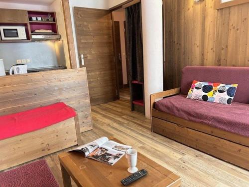 ein Wohnzimmer mit einem Sofa und einem Couchtisch in der Unterkunft Appartement Risoul, 2 pièces, 4 personnes - FR-1-330-569 in Risoul