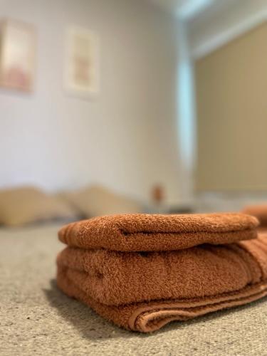 a stack of brown towels sitting on a floor at Departamento en San Juan in San Juan