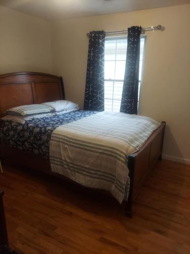 um quarto com uma cama grande e uma janela em Crystal Room 1 Guest House near 12mins to EWR airport / Prudential / NJIT / Penn station em Newark