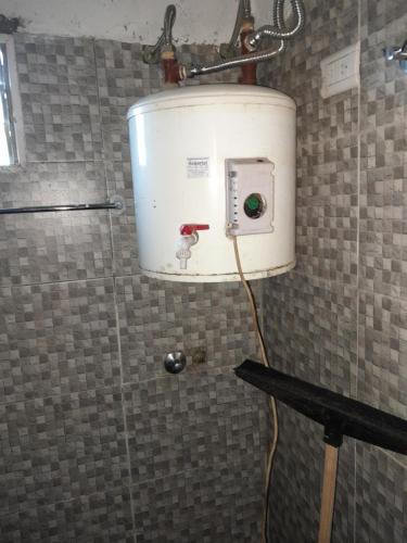 - un chauffe-eau dans une salle de bains pourvue d'une ouverture dans l'établissement El Serafín, à Cortaderas