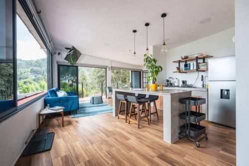 a kitchen and living room with a table and chairs at La Fábrica #6 Can Bonastre in Valle de Bravo