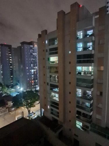 Blick auf eine Stadt in der Nacht mit Gebäuden in der Unterkunft Apto 8° andar, 4 min do shopping. in São Paulo