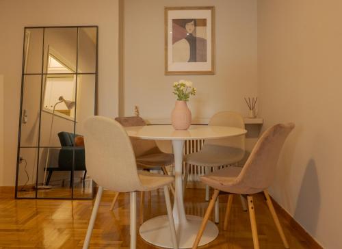 - une salle à manger avec une table et des chaises dans l'établissement Sm Athens, à Athènes