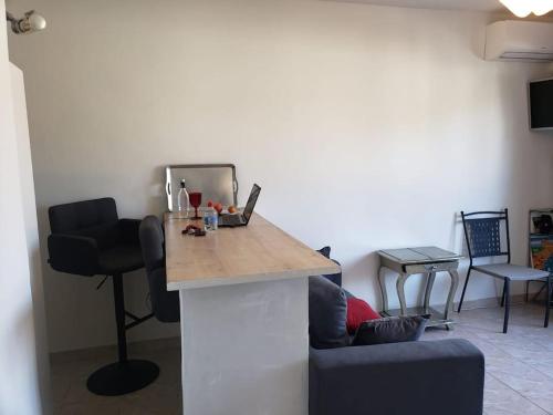 - une cuisine avec un comptoir et un ordinateur portable dans l'établissement Studio en Résidence Piscine Tennis, à Villeneuve-Loubet