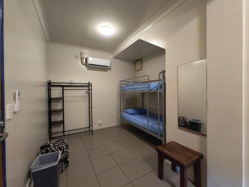 um quarto com 2 beliches e uma mesa em City Backpackers HQ em Brisbane