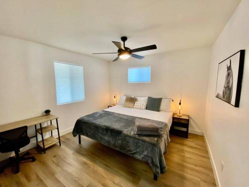 um quarto com uma cama e uma ventoinha de tecto em Uniquely remodeled historical district home em Phoenix