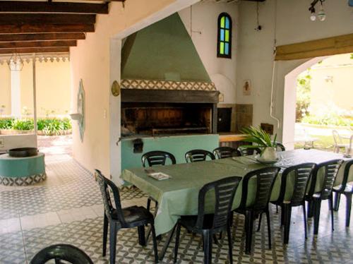 ein Esszimmer mit einem Tisch, Stühlen und einem Backofen in der Unterkunft Hotel Boutique Villa Rosarito in Villa del Totoral