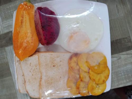 einem mit verschiedenen Lebensmitteln gefüllten Plastikbehälter in der Unterkunft ROCA'S HOMESTAY Backpackers Chalet Bohol in Batuan