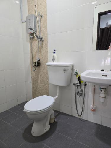 Ένα μπάνιο στο Thetamu Homestay مسلم Kepala Batas