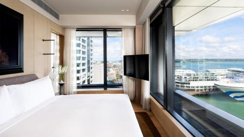 Una cama o camas en una habitación de InterContinental Auckland by IHG