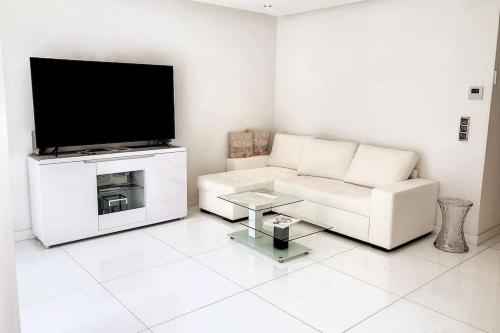 Croisette 1 mn 2 BR w/ terrace Olam Properties