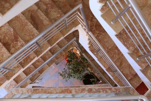 an overhead view of a staircase with a plant at Sercan Apart in Kızılot