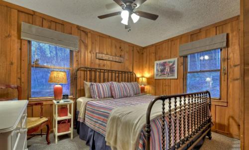 Schlafzimmer mit einem Bett und einem Deckenventilator in der Unterkunft American Dream Americana decor close to downtown Blue Ridge in Blue Ridge