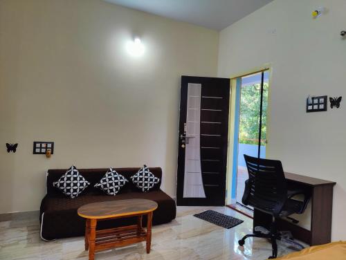 ArtKarna في جوكارنا: غرفة معيشة مع أريكة وكرسي