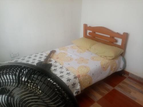1 dormitorio pequeño con 1 cama y ventilador en Country House, en Mocoa