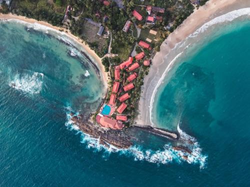 - une vue aérienne sur une île dans l'océan dans l'établissement Dickwella Resort and Spa, à Dikwella