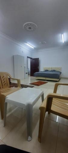 a living room with a couch and a bed at العنبرية2 in Al Madinah