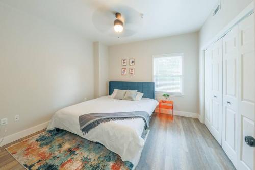 Habitación blanca con cama y alfombra en Minutes to Broadway/ KING bed and FREE garage parking, en Nashville