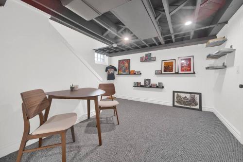 a dining room with a table and chairs in a room at Art House Detroit in Detroit