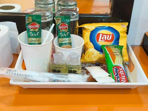 武裡南的住宿－Jt Place Buriram，桌上装满食物和饮料的午餐盒