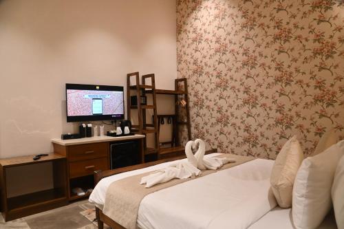Кровать или кровати в номере Neelam Foresteria Resort