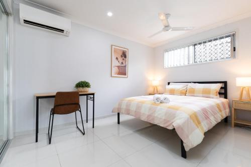 um quarto com uma cama, uma mesa e uma secretária em Super Host, Well Presented with Wi-Fi! em Brisbane