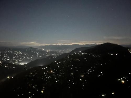 uitzicht op de stad 's nachts bij Delohighs in Kalimpong
