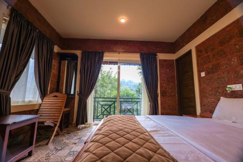 um quarto com uma cama grande e uma varanda em Wild Courtyard Wayanad Resort em Wayanad