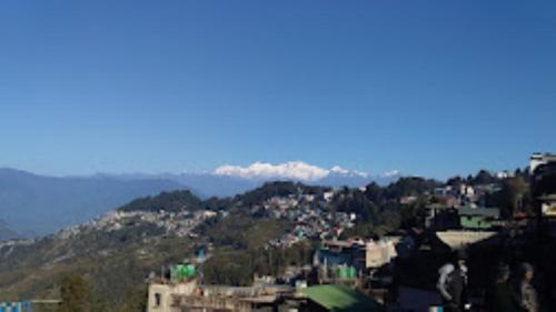 - une vue sur une ville avec des montagnes en arrière-plan dans l'établissement Hotel Route55 Darjeeling, à Darjeeling