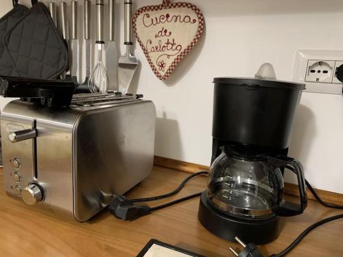 eine Küche mit Kaffeemaschine und Mixer in der Unterkunft Casa Carlotta - Milan Expo in Arese